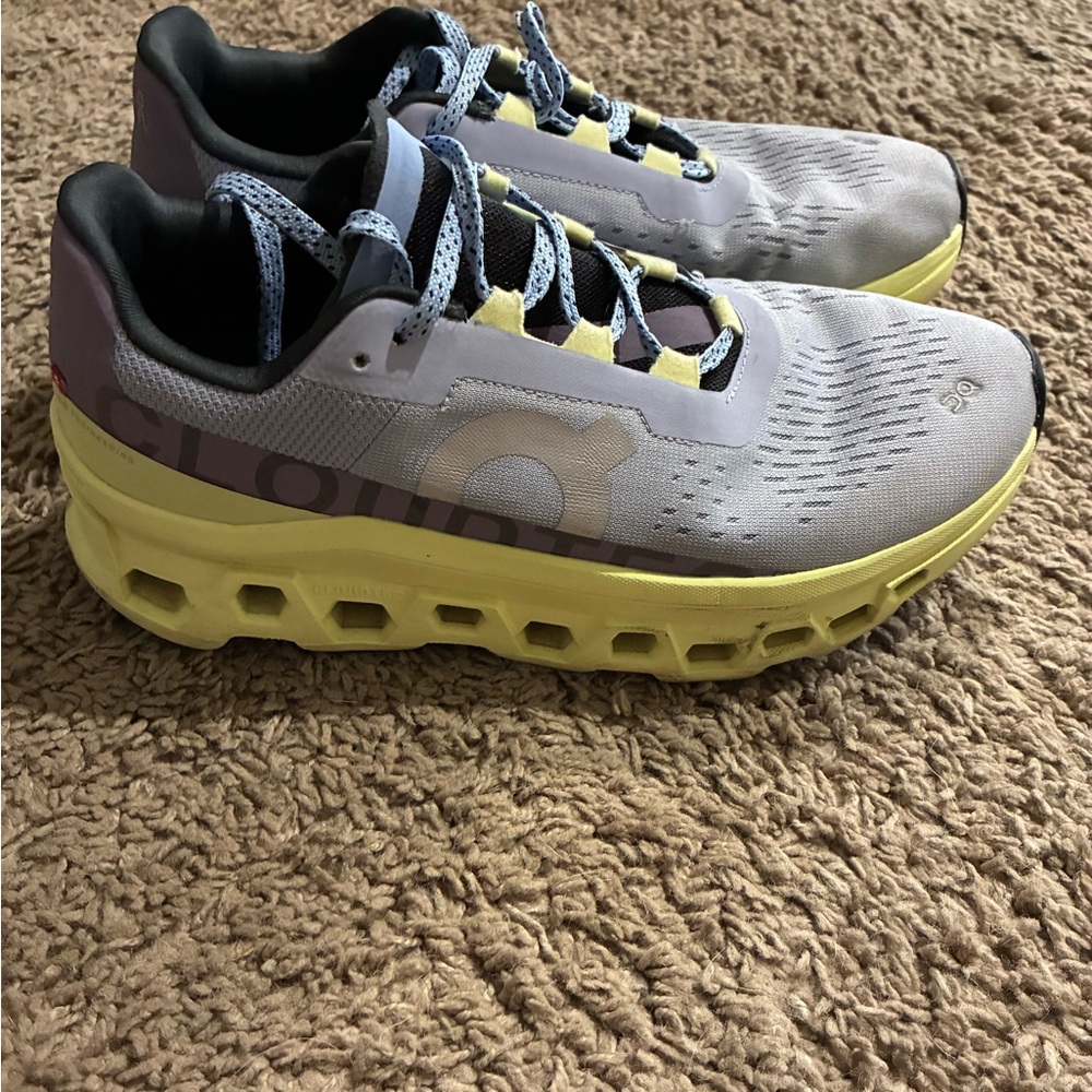On Running Women's Athletic Shoes in Light Gray and Yellow - Picture 4 of 10